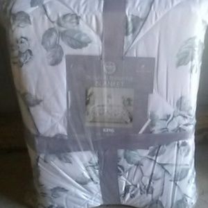 King blanket and up to 5 bed sets. Asking 40 for b